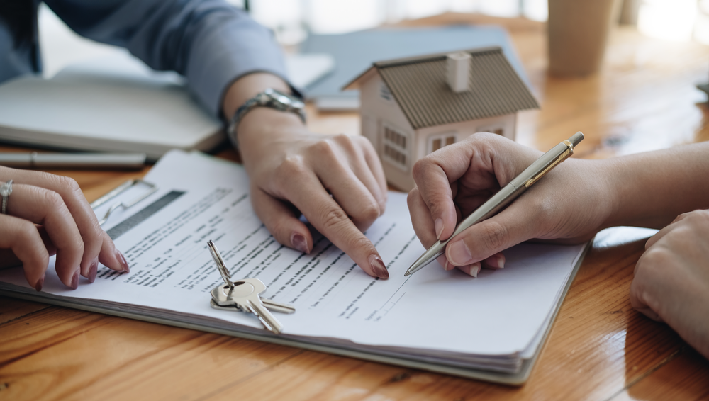 consultants juridiques, notaire ou avocat de la justice discutant du document contractuel sur le bureau avec le client client dans le bureau de la salle d'audience, les affaires, le droit de la justice, l'assurance, le service juridique, acheter et vendre le concept de maison